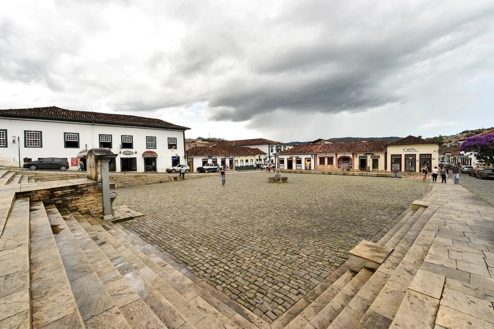 Praça Cláudio Manoel da Costa, a Praça da Sé, em Mariana, com calçamento de pedra e casarios