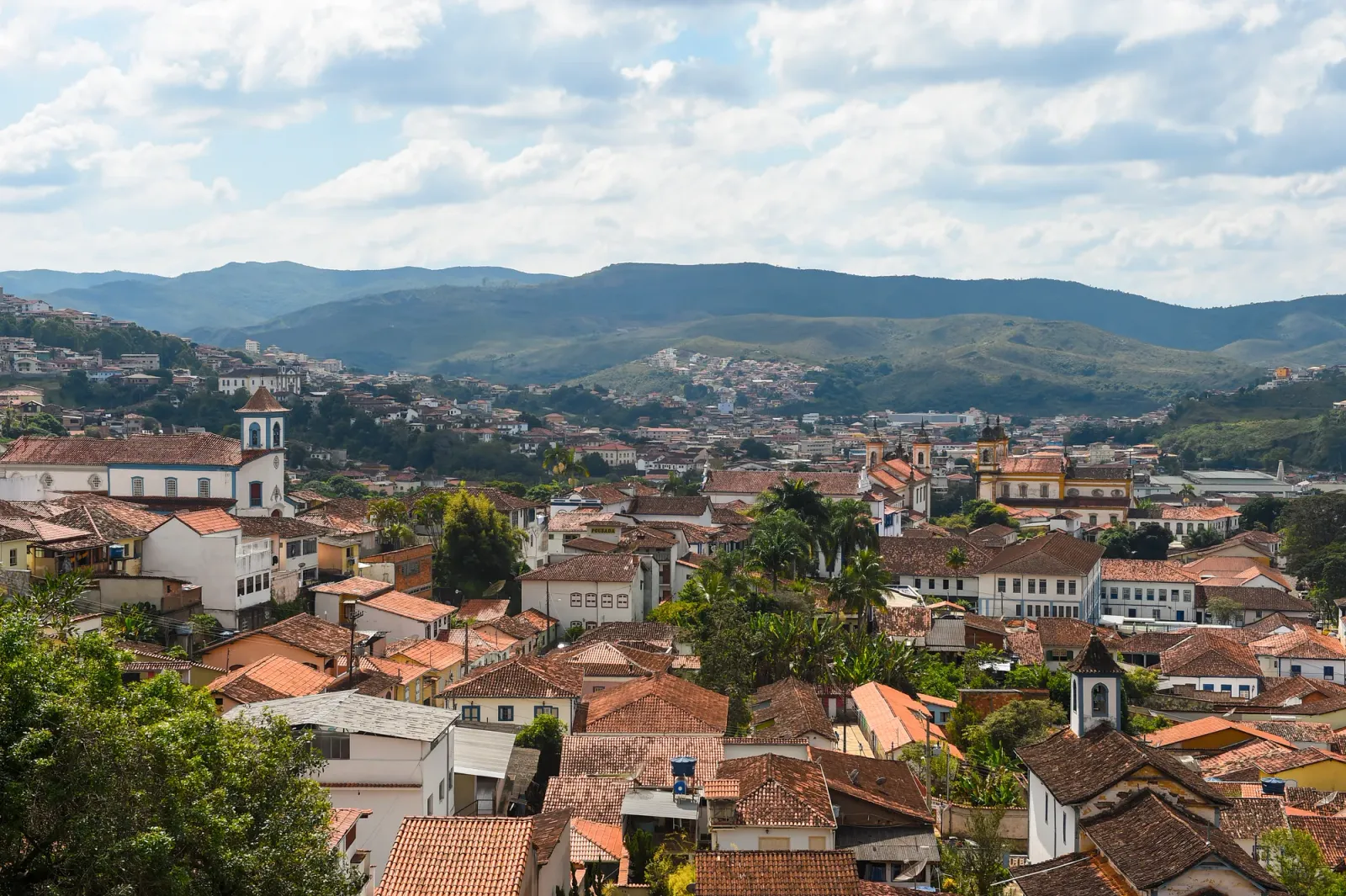 Telhados de cerâmica do centro de Mariana, com morros ao fundo