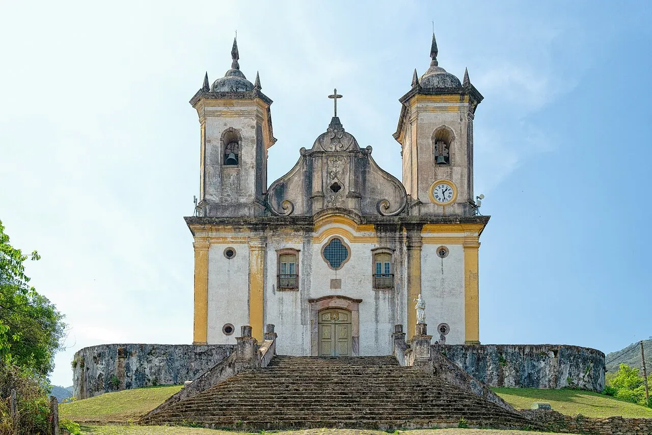 Igreja barroca de duas torres, com escadaria de pedra, em Ouro Preto