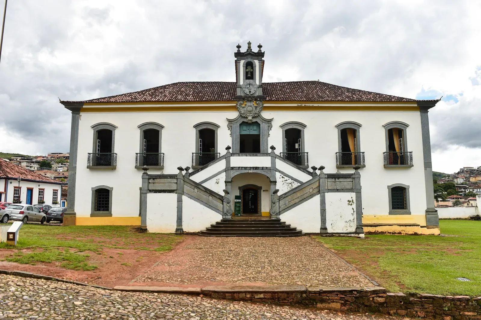 Casa de Câmara e Cadeia de Mariana, sobrado branco com escadaria dupla e praça de pedra