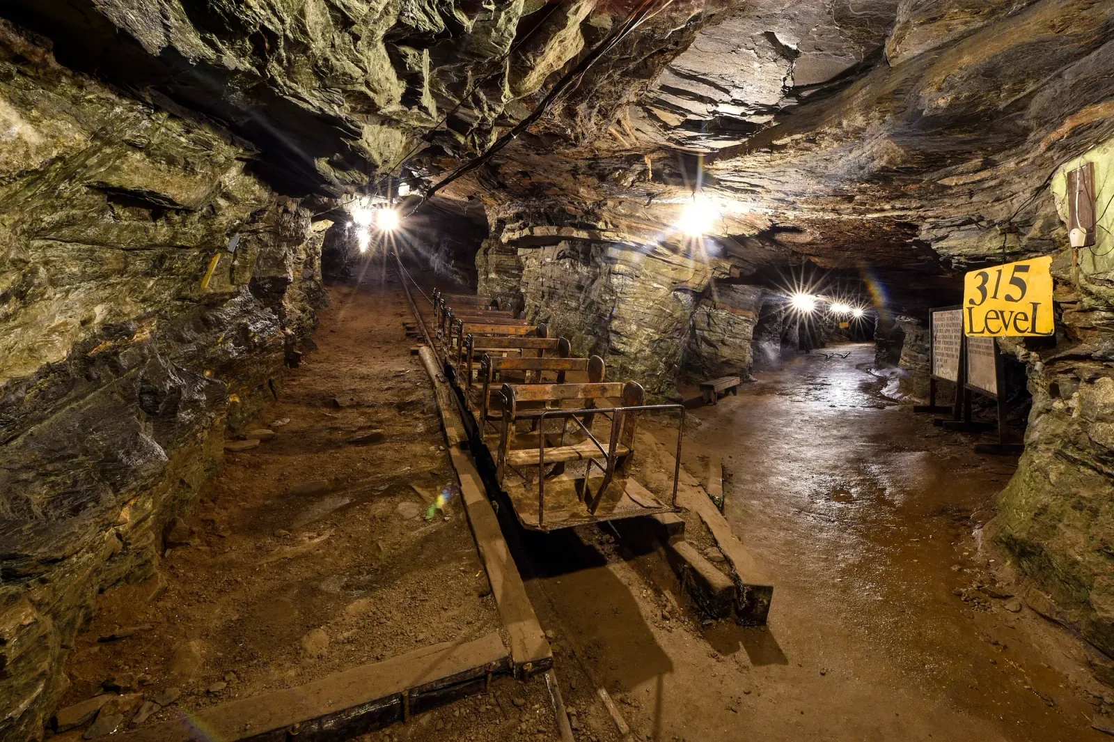 Galeria da Mina de Ouro da Passagem, com trilhos e vagonetes, em Mariana