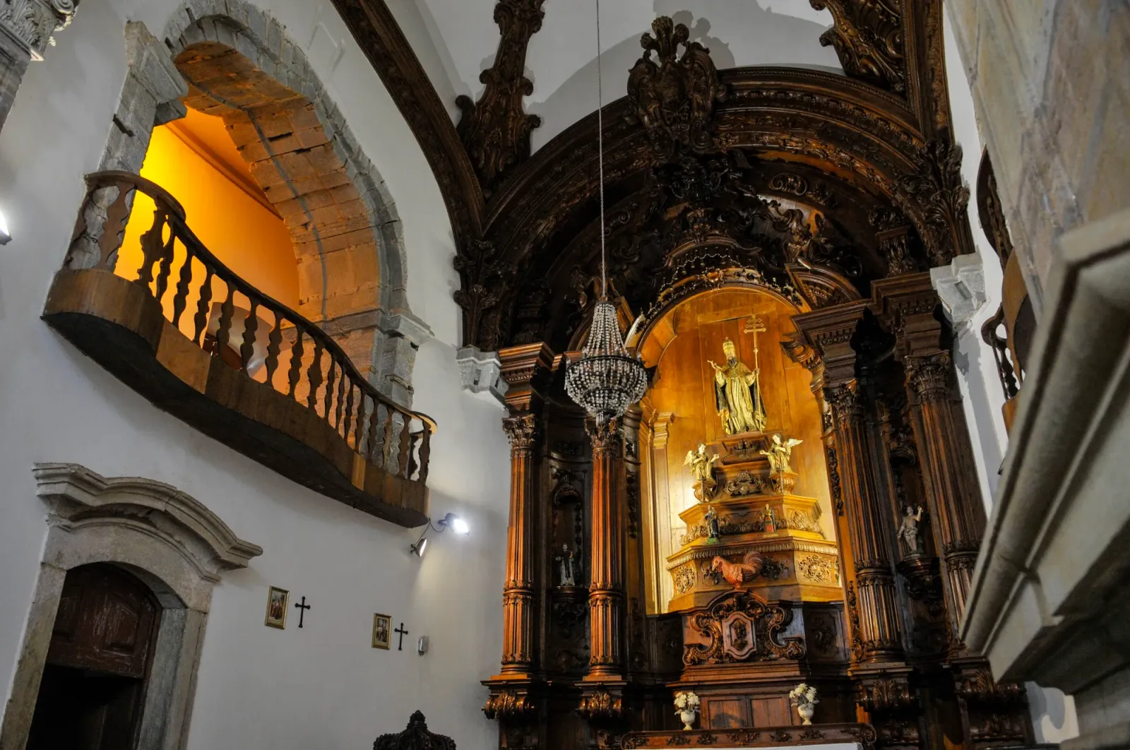 Interior da Igreja de São Pedro dos Clérigos, em Mariana, com retábulo dourado e balcão de madeira